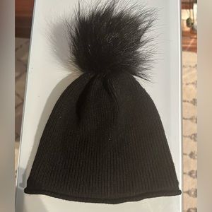 Aritzia beanie with pompom